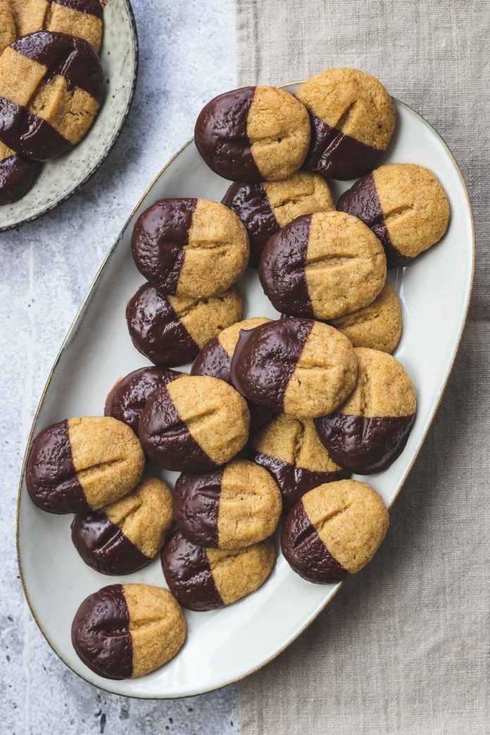 „Cappuccino“ Shortbread Kekse mit dunkler Schokolade Rezept