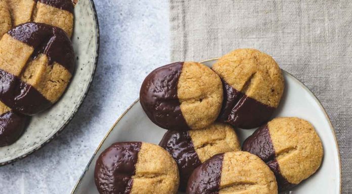 „Cappuccino“ Shortbread Kekse mit dunkler Schokolade Rezept