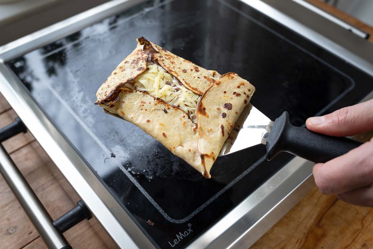 Buchweizen Pfannkuchen mit Schinken, Käse und Spiegelei von ELAG LeMax Tischgrill