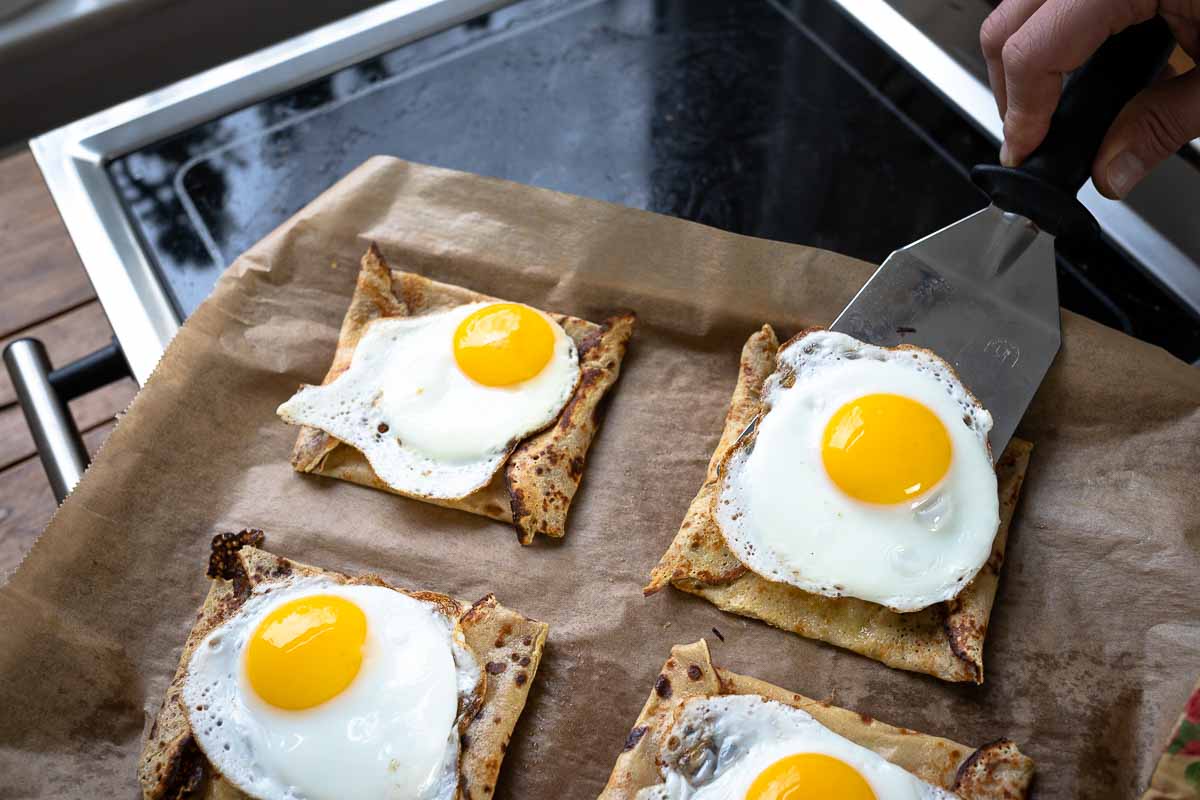 Buchweizen Pfannkuchen mit Schinken, Käse und Spiegelei von ELAG LeMax Tischgrill