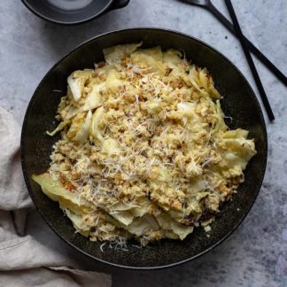 Gebackener Wirsing mit Walnuss-Parmesan-Krümel