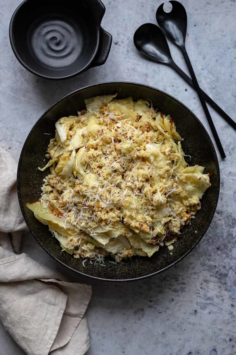 Gebackener Wirsing mit Walnuss-Parmesan-Krümel