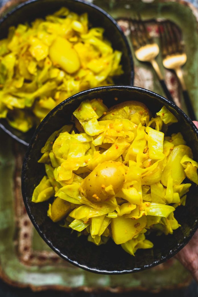 Pointed cabbage pan with potatoes (Bengali style) recipe