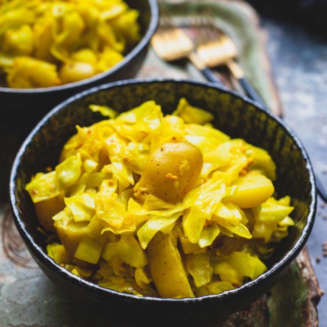 Spitzkohl-Pfanne mit Kartoffeln (bengalische Art)