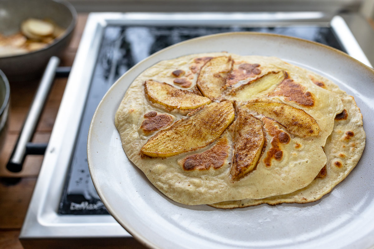 Apfelpfannkuchen Rezept mit Tischgrill von ELAG LeMax