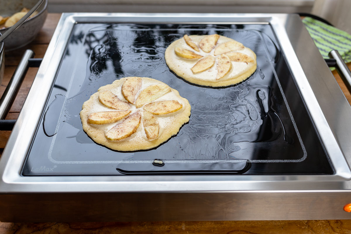 Apple pancake recipe with table grill from ELAG LeMax
