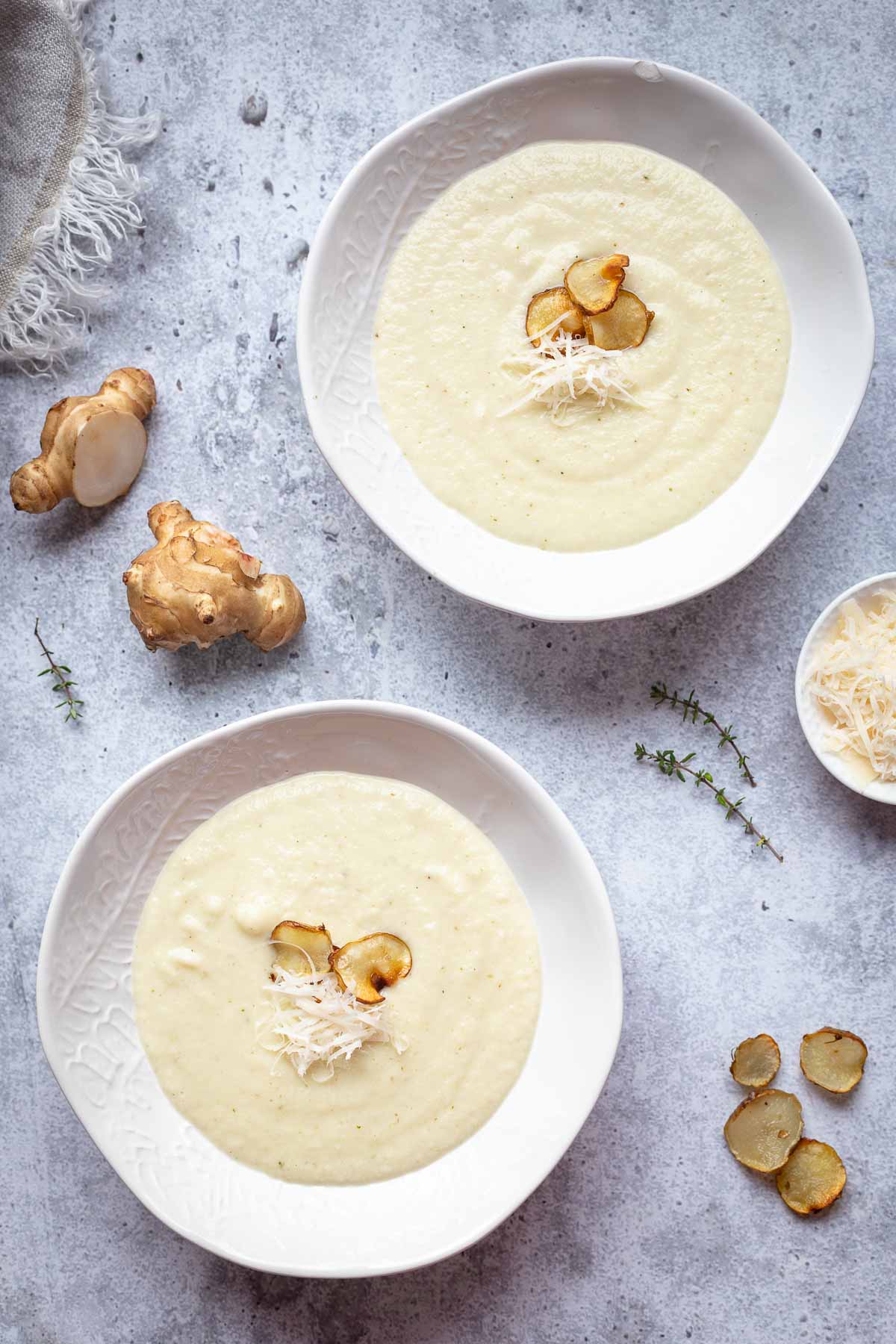 Cremige Topinambursuppe mit knusprigen Topinamburchips