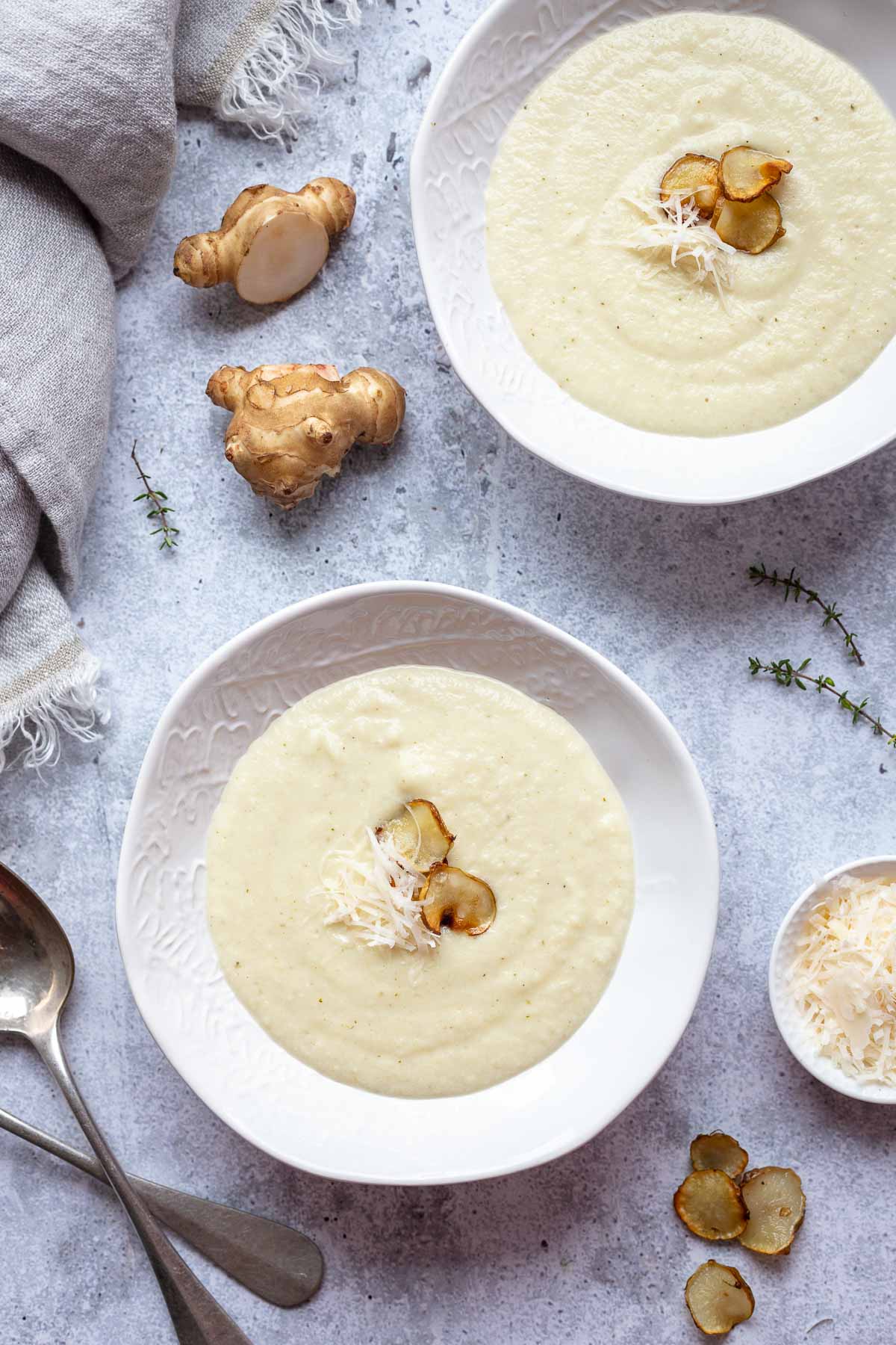 Cremige Topinambursuppe mit knusprigen Topinamburchips