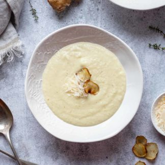 Cremige Topinambursuppe mit knusprigen Topinamburchips