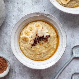 Hirse Porridge mit Banane und Kokosmilch