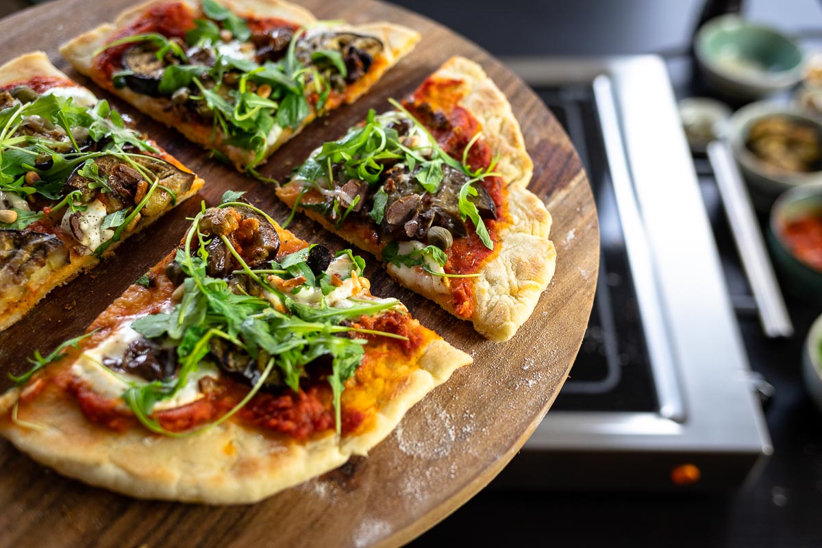 Grilled Pizza mit Aubergine, Oliven, Kapern und Rucola von ELAG LeMax Grillplatte