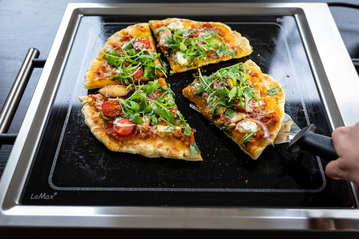 Grilled Pizza auf LeMax Tischgrill mit Pilze, Rotes Pesto, Käse, rote Zwieblen und Rucola