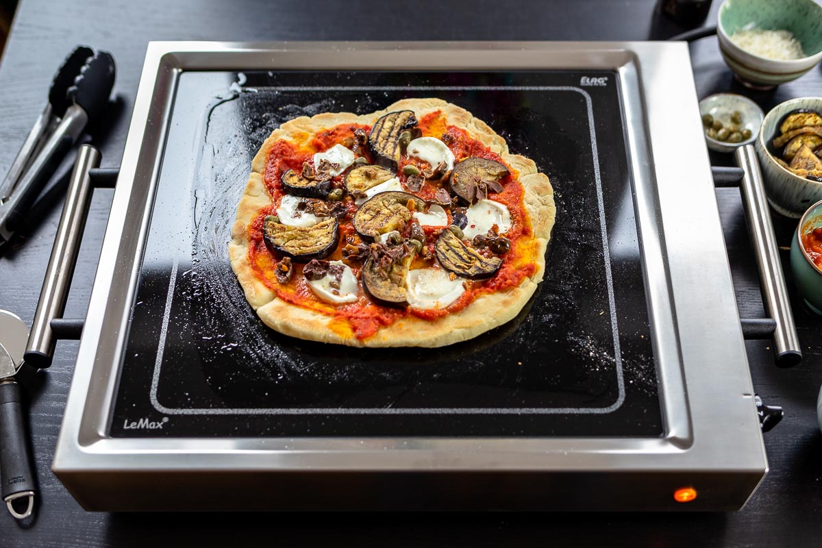 Grilled Pizza mit Aubergine, Oliven, Kapern