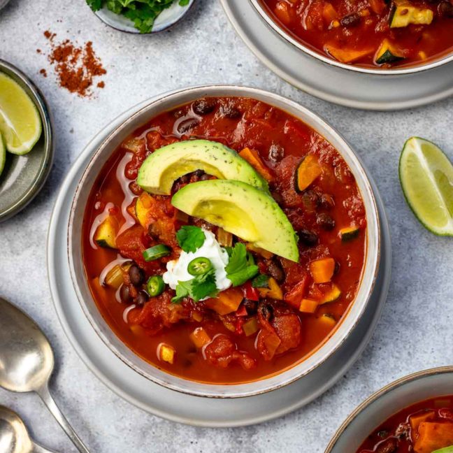 Vegetarisches Chili mit schwarzen Bohnen | Rezept | Elle Republic