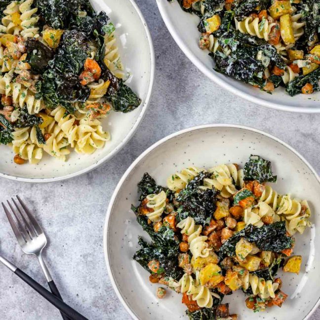 Winter Nudelsalat mit geröstetem Gemüse und Buttermilch-Dressing