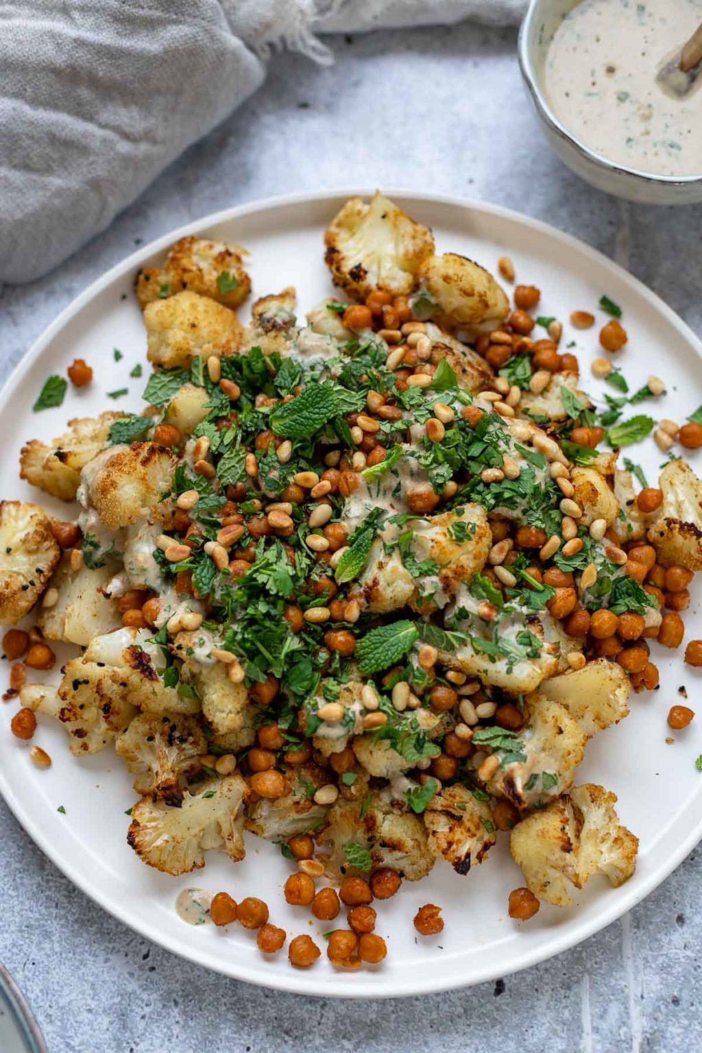 Gerösteter Blumenkohl und Kichererbsen mit Tahini | Elle Republic