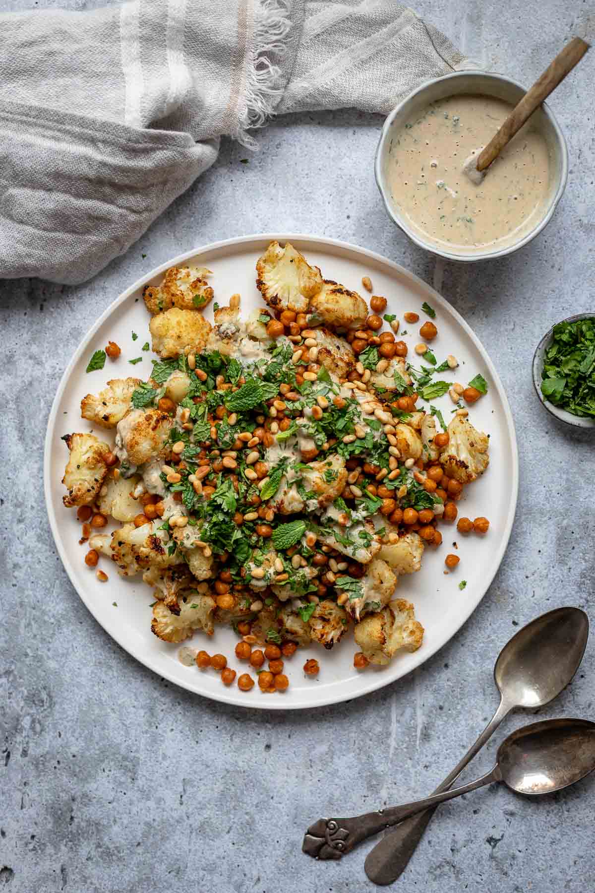 Gerösteter Blumenkohl und Kichererbsen mit Tahini Dressing Rezept