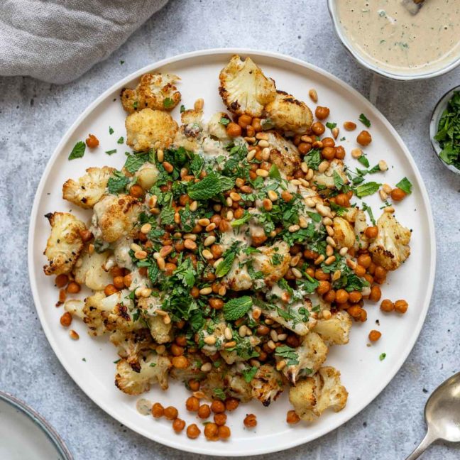 Gerösteter Blumenkohl und Kichererbsen mit Tahini Dressing Rezept