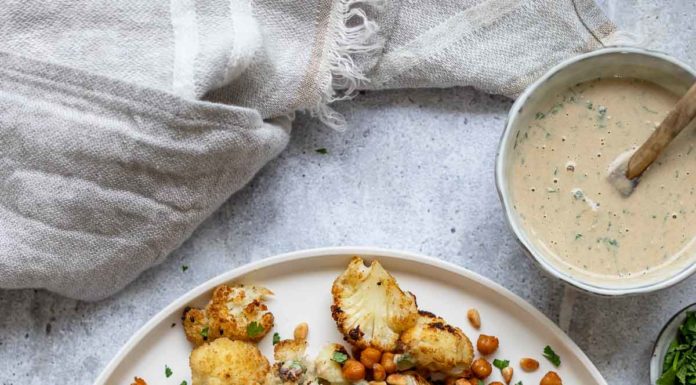 Gerösteter Blumenkohl und Kichererbsen mit Tahini Dressing Rezept