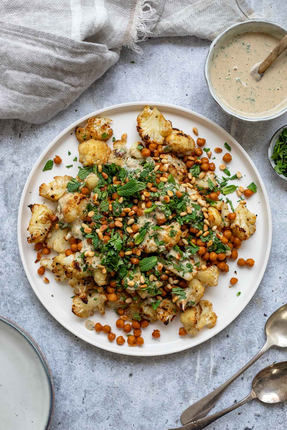 Gerösteter Blumenkohl und Kichererbsen mit Tahini | Elle Republic