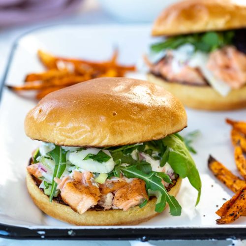 Gegrillte Pulled Lachs Burger mit Suekartoffel-Pommes-Rezept