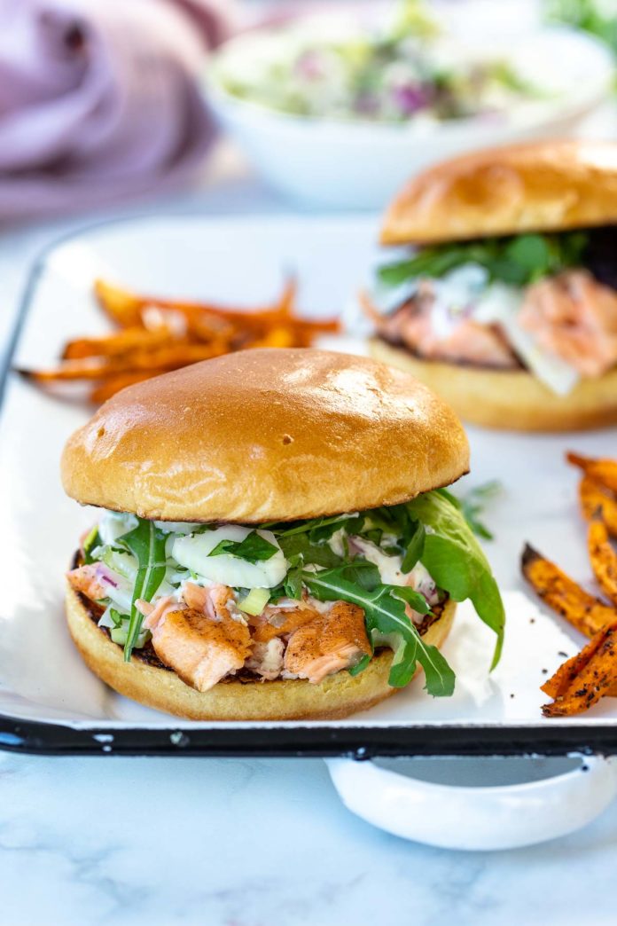 Gegrillte Pulled Lachs Burger mit Suekartoffel-Pommes-Rezept