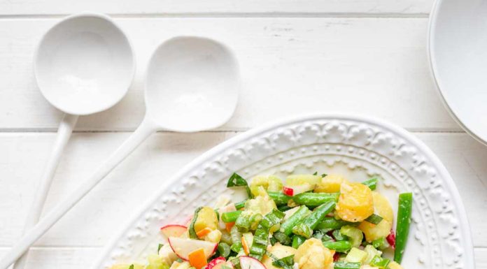 Einfacher Kartoffelsalat mit Surimi, grüne Bohnen, Sellerie und Radieschen in Öl Essig Dressing