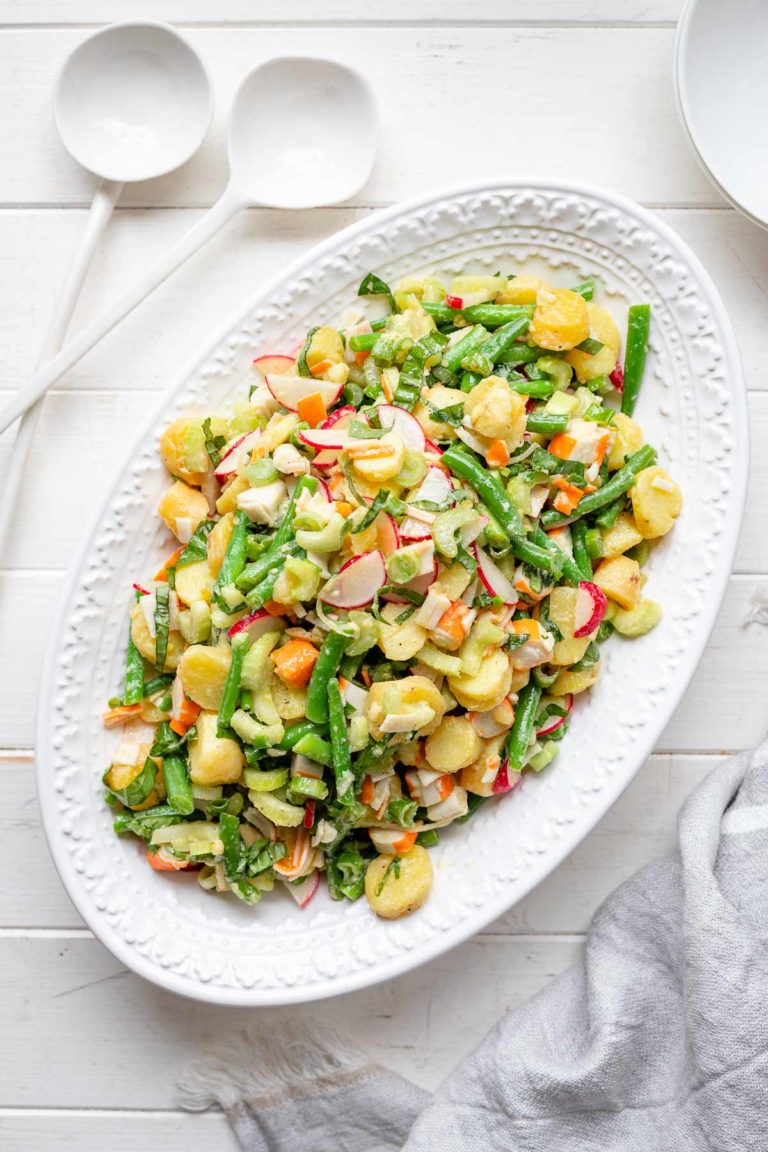 Einfacher Kartoffelsalat mit Surimi, grüne Bohnen, Sellerie und Radieschen in Öl Essig Dressing