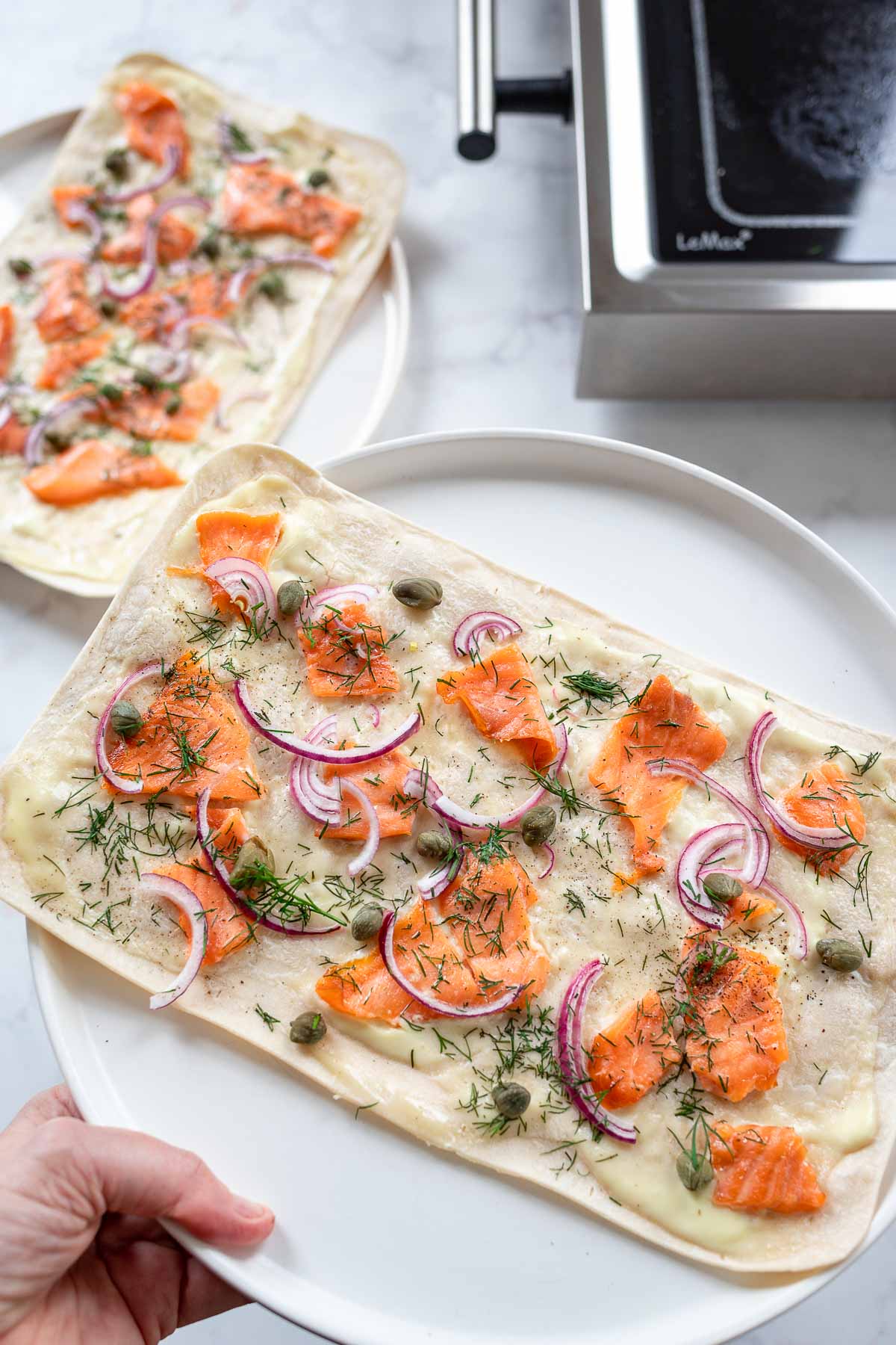 Flammkuchen mit Lachs, Kapern &amp; Dill | Rezept | Elle Republic