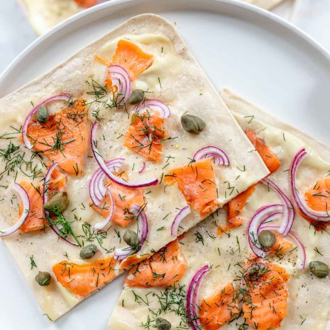 Flammkuchen mit Lachs, Kapern, Dill und Creme Fraische