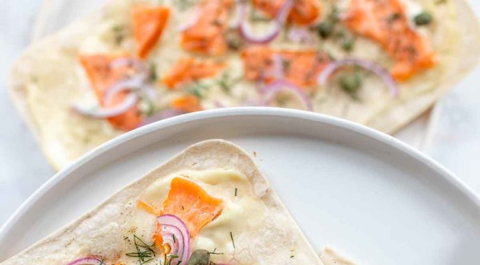 Flammkuchen mit Lachs, Kapern, Dill und Creme Fraische