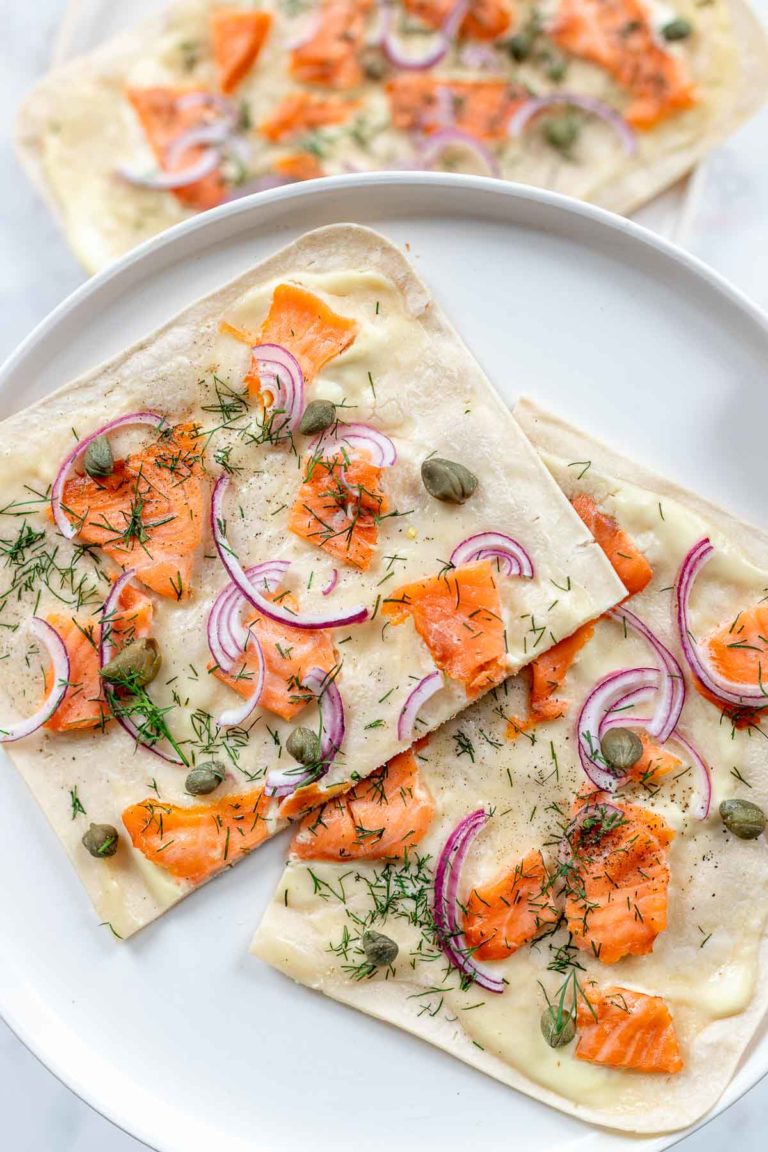 Flammkuchen mit Lachs, Kapern, Dill und Creme Fraische