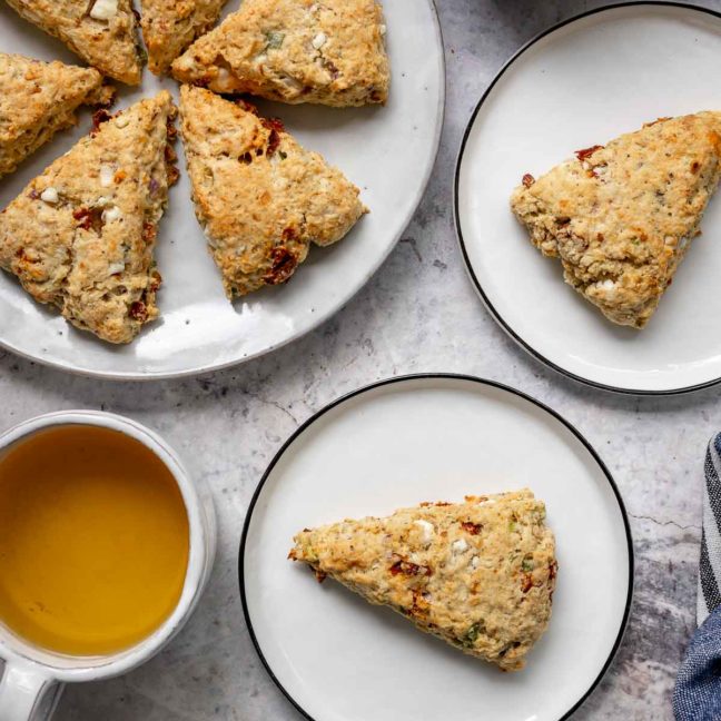 Herzhafte Scones mit Feta & getrocknete Tomaten