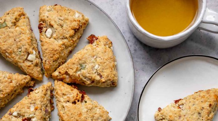 Herzhafte Scones mit Feta & getrocknete Tomaten