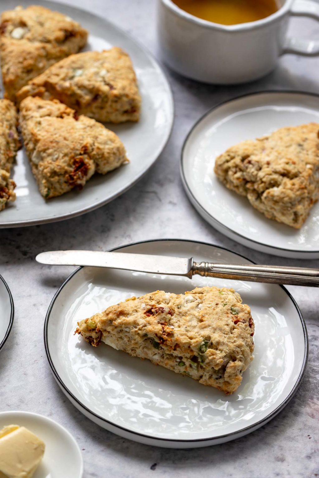 Herzhafte Scones mit Feta &amp; getrocknete Tomaten | Rezept | Elle Republic