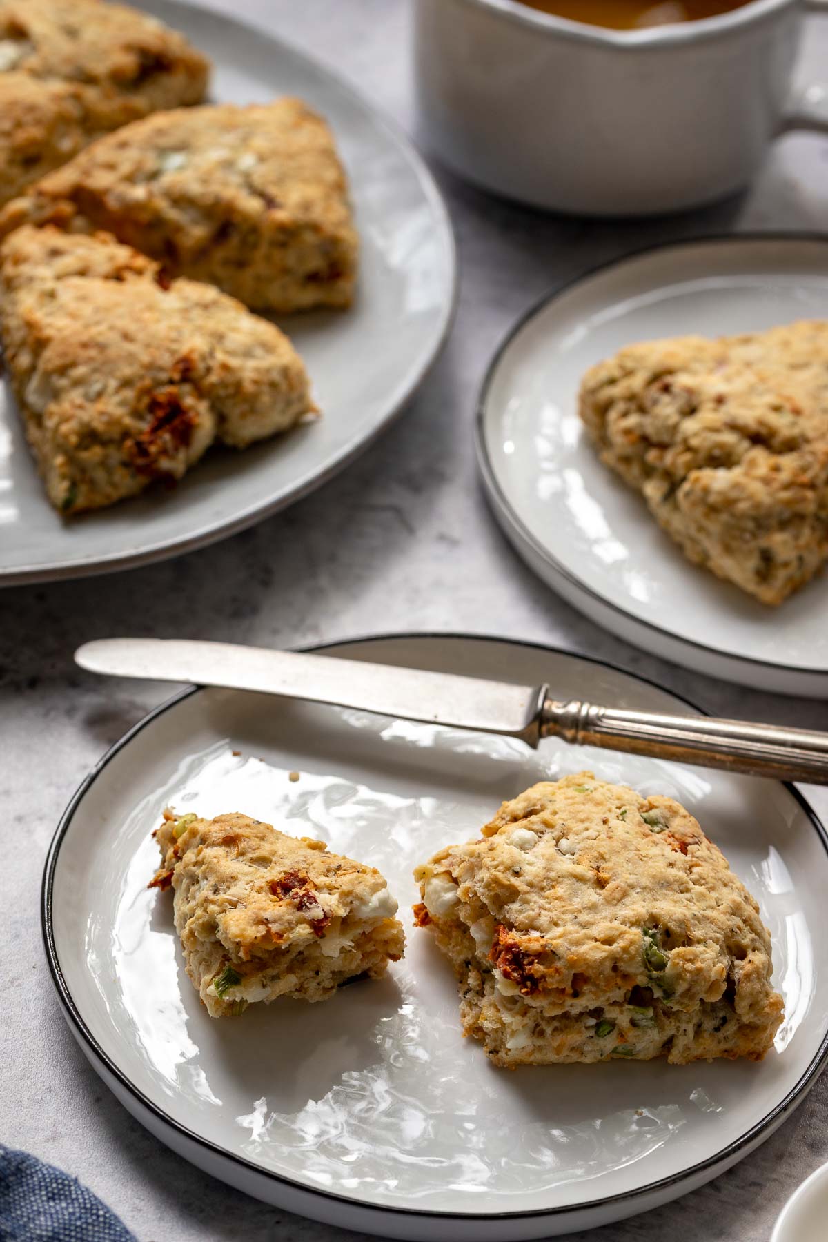 Herzhafte Scones mit Feta & getrocknete Tomaten