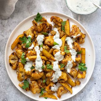 Orientalischer Blumenkohl und Kartoffeln mit Ras el Hanout und Kräuter-Jogurt-Sauce