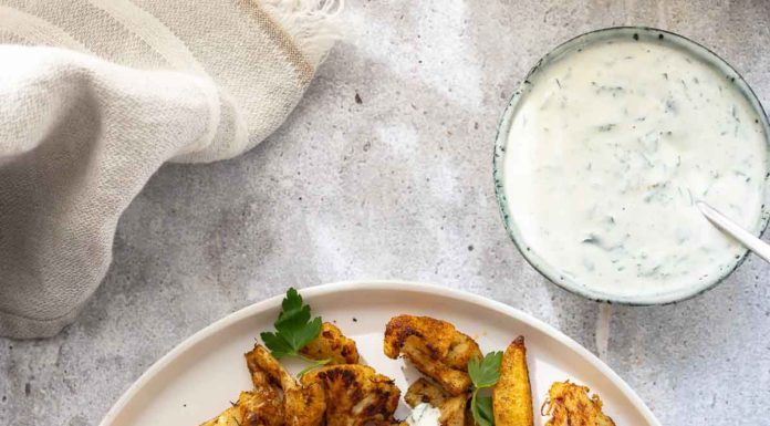 Orientalischer Blumenkohl und Kartoffeln mit Ras el Hanout und Kräuter-Jogurt-Sauce