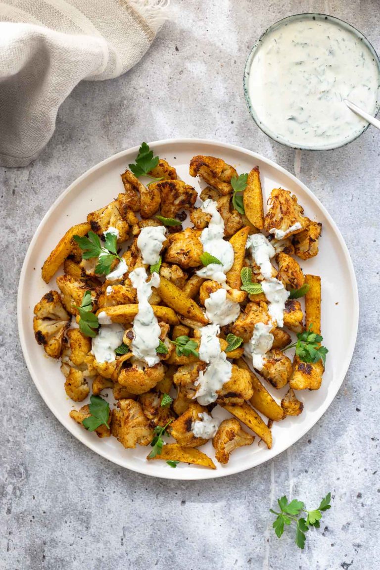 Orientalischer Blumenkohl und Kartoffeln mit Ras el Hanout und Kräuter-Jogurt-Sauce