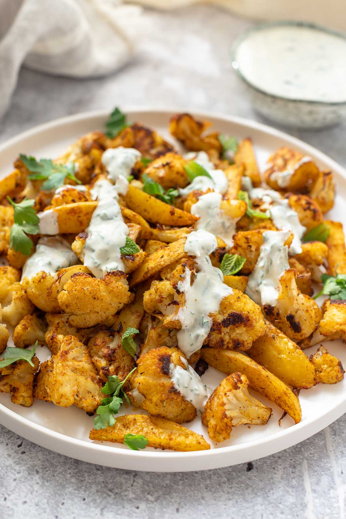 Orientalischer Blumenkohl und Kartoffeln mit Ras el Hanout und Kräuter-Jogurt-Sauce