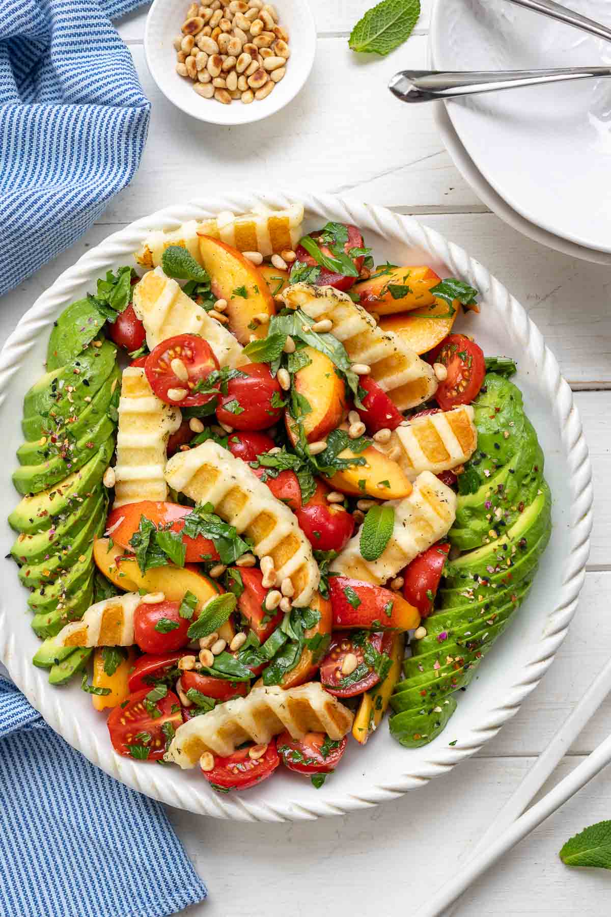 Grillsalat mit Halloumi, Nektarine und Tomaten