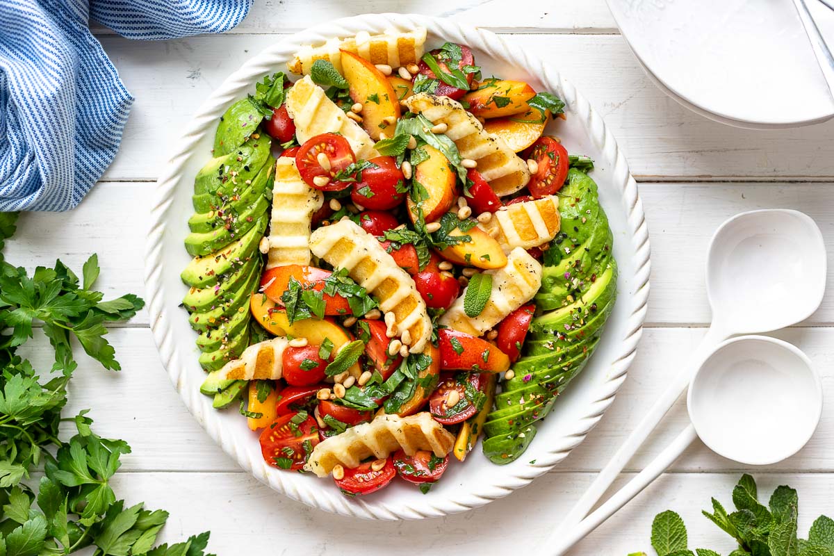 Gesund grillen mit Grillsalat mit Halloumi, Nektarine und Tomaten