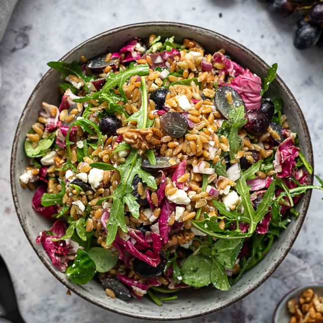 Grünkern Salat mit Feta und roten Trauben Rezept