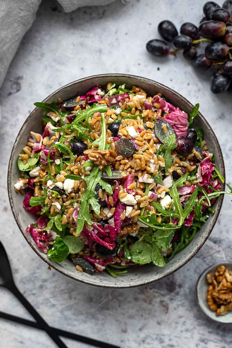 Grünkern Salat mit Feta und roten Trauben Rezept