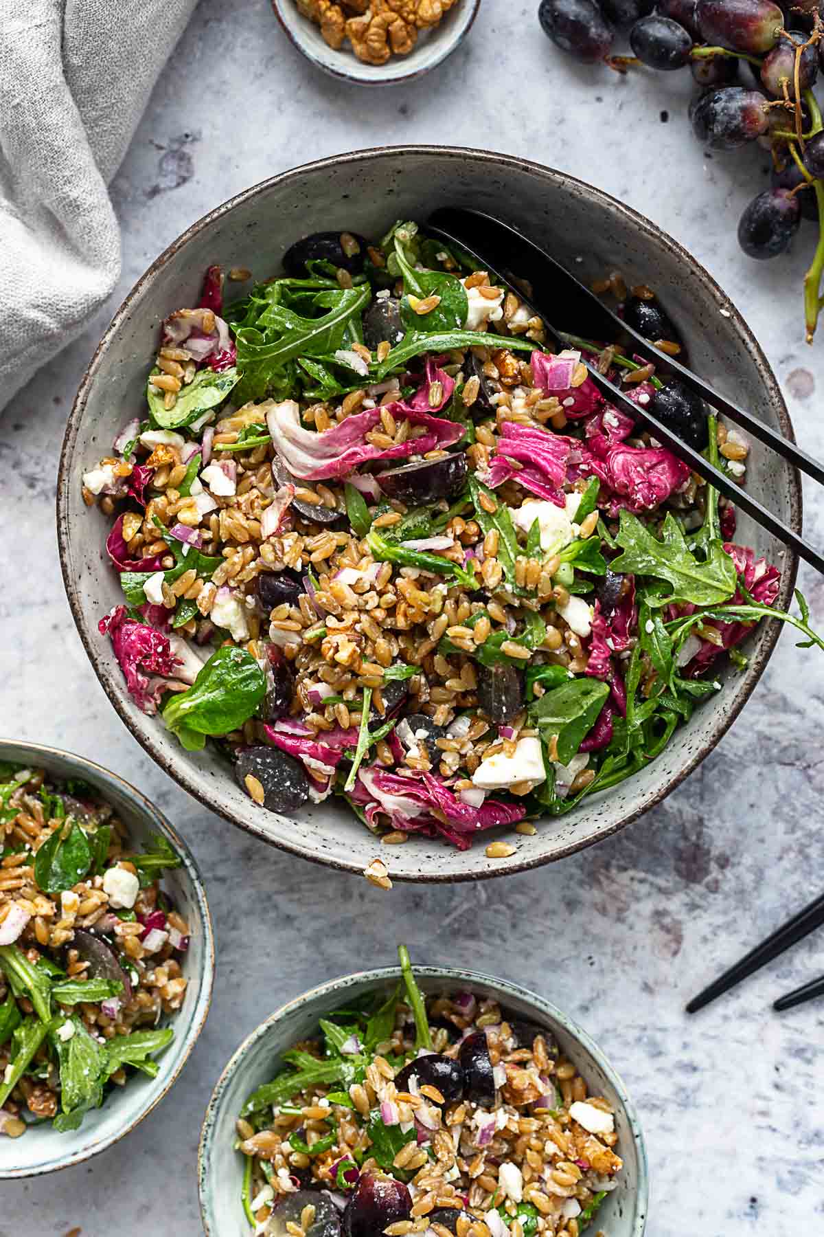 Grünkern Salat mit Feta und roten Trauben Rezept