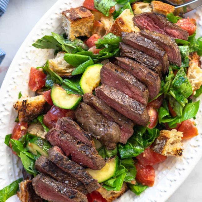 Panzanella mit Steak (Tomaten-Brotsalat)