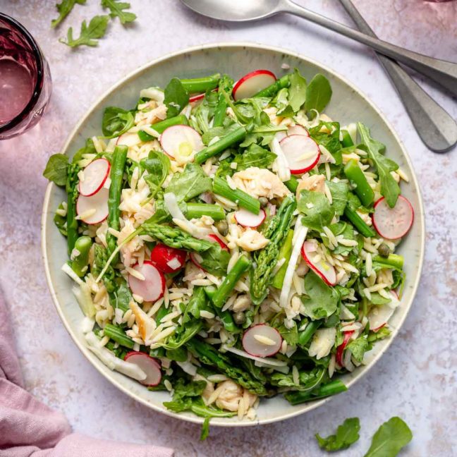 Nudelsalat mit geräucherter Forelle & Spargel, Fenchel, Kapern