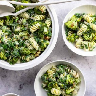 Brokkoli-Nudelsalat mit Buttermilch-Dressing 