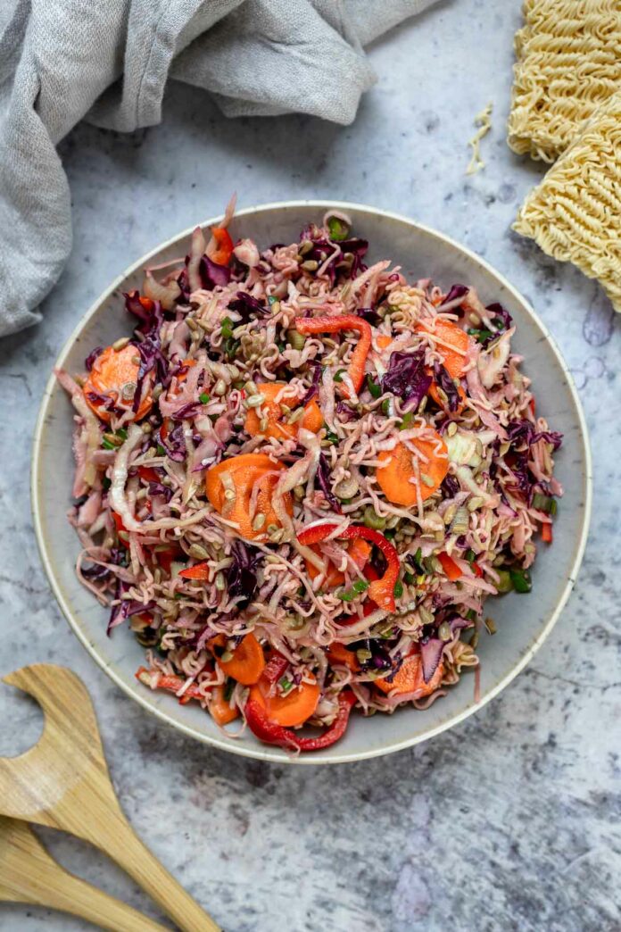 Knuspriger asiatischer Ramen-Nudelsalat Rezept mit Kohl, Karotten, Mie Nudeln