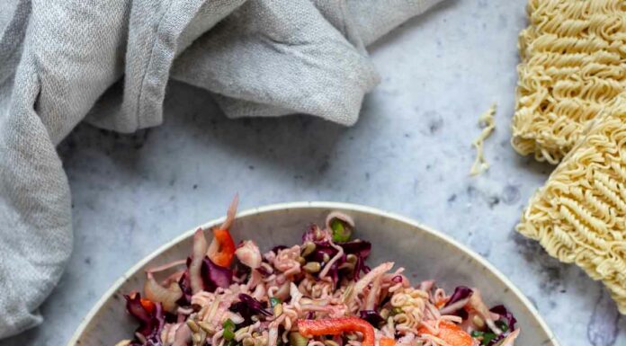 Knuspriger asiatischer Ramen-Nudelsalat Rezept mit Kohl, Karotten, Mie Nudeln